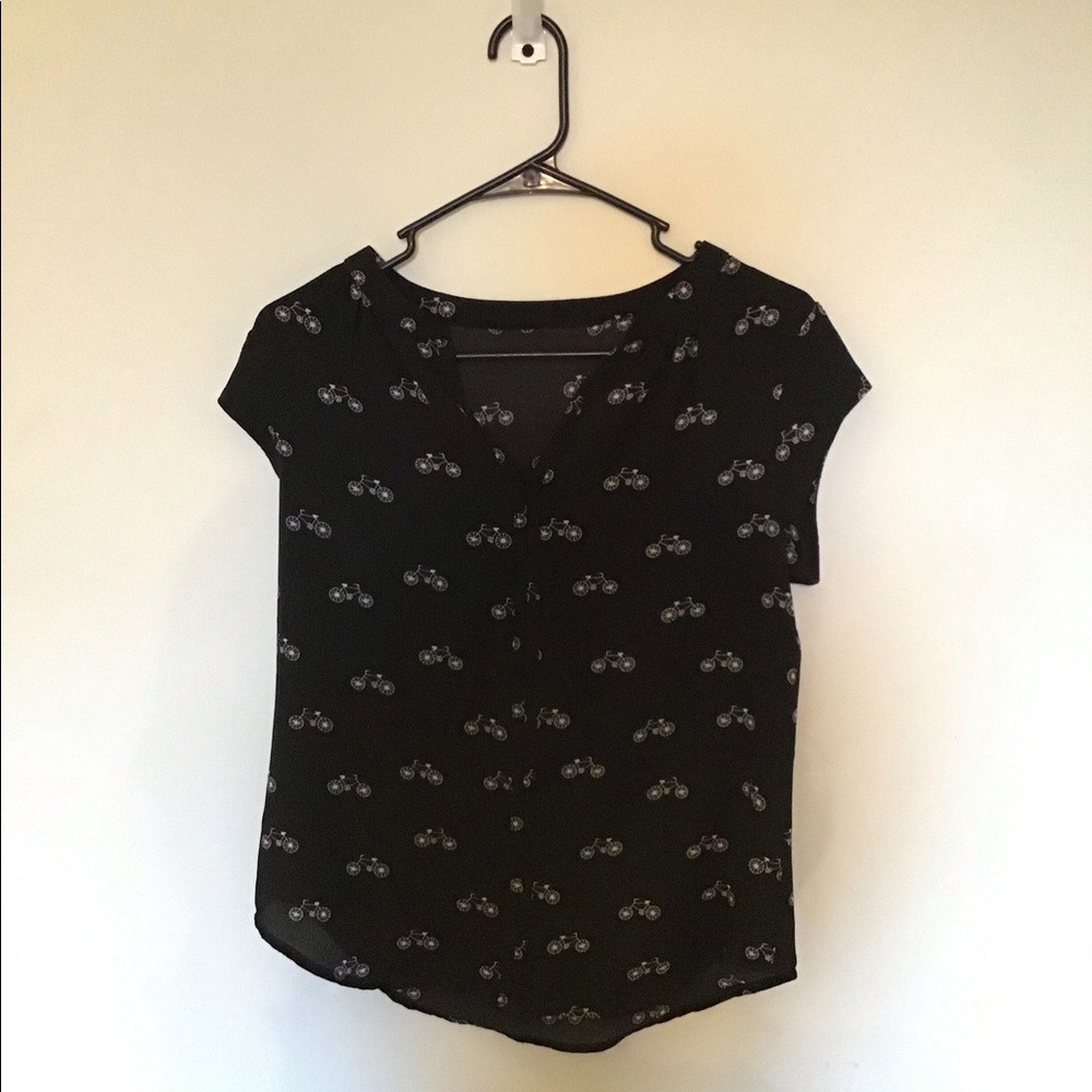 Patterned V-neck shirt